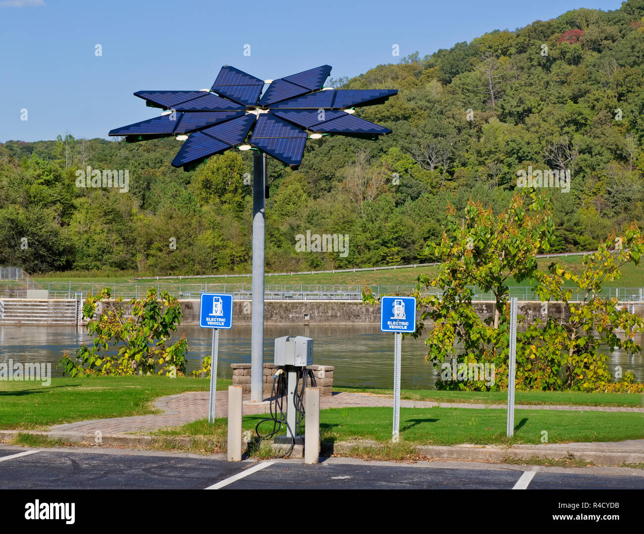 Solar Array, gekennzeichnet als 'Solar Photovoltaik Flair', Elektrofahrzeuge Ladestation, Melton Hill Erholungsgebiet. Stockfoto