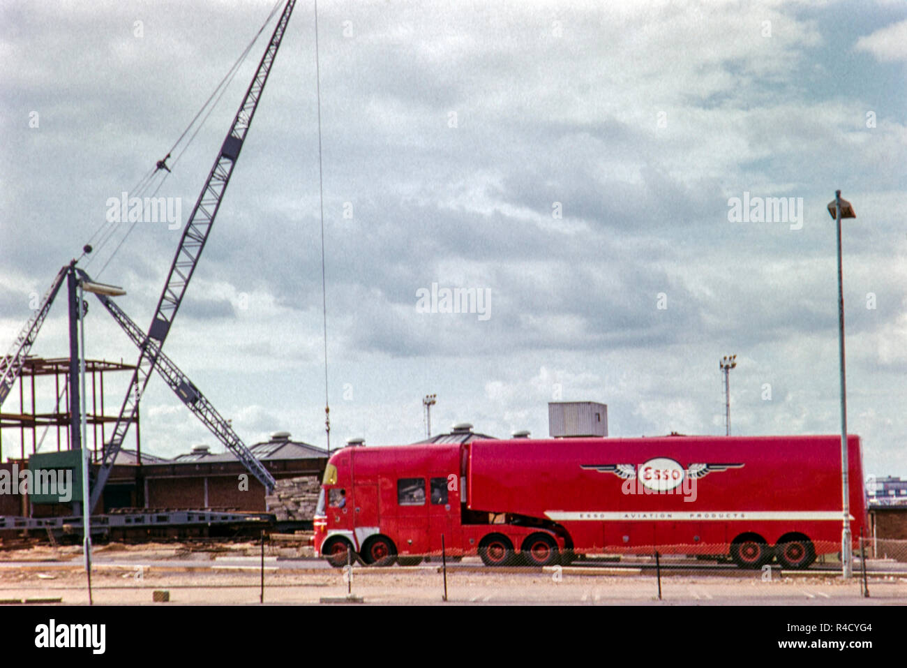 Esso Aviation Produkt tanken Tanker den Spitznamen 'Pluto'. Bild in den 1960er Jahren Stockfoto
