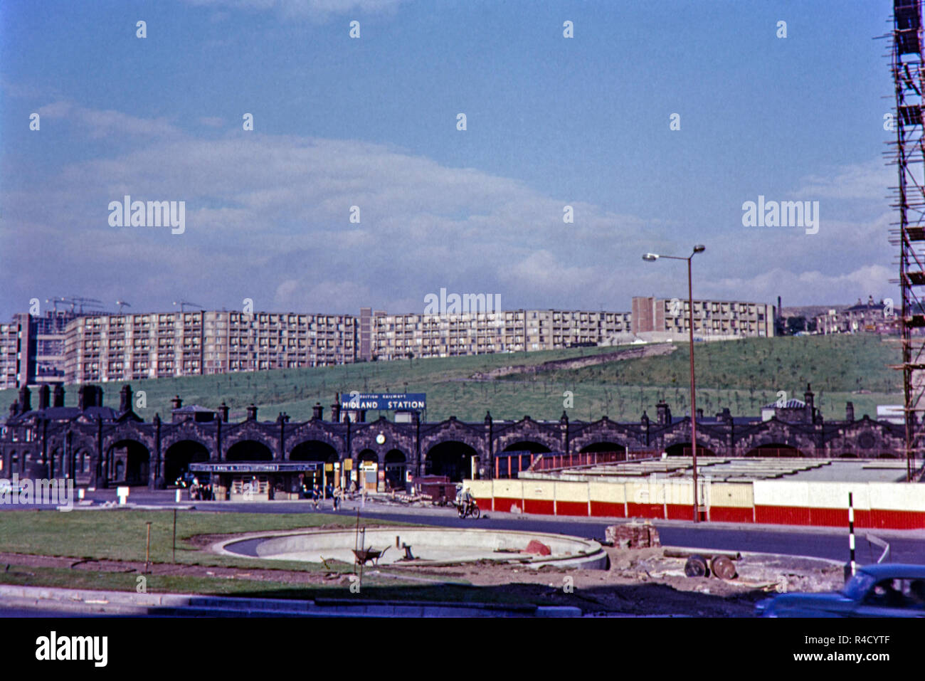 Sheffield Midland Railway Station und Park Hill Wohnungen in den Hintergrund. Bild in 1964 getroffen Stockfoto