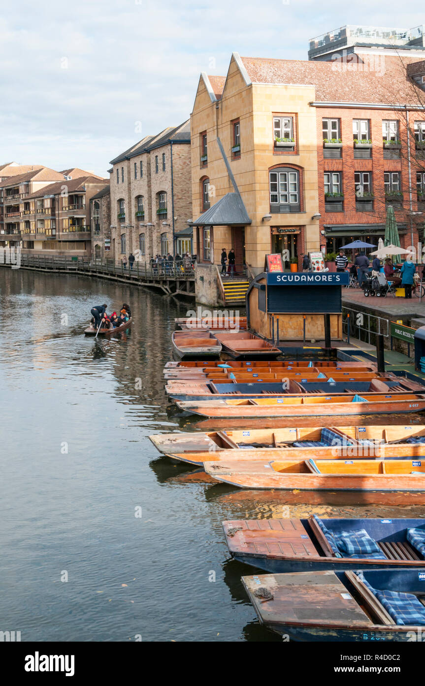 Die scudamore Stocherkähne auf dem Fluss Cam an Magdalena Brücke in Cambridge. Blick nach Norden. Stockfoto