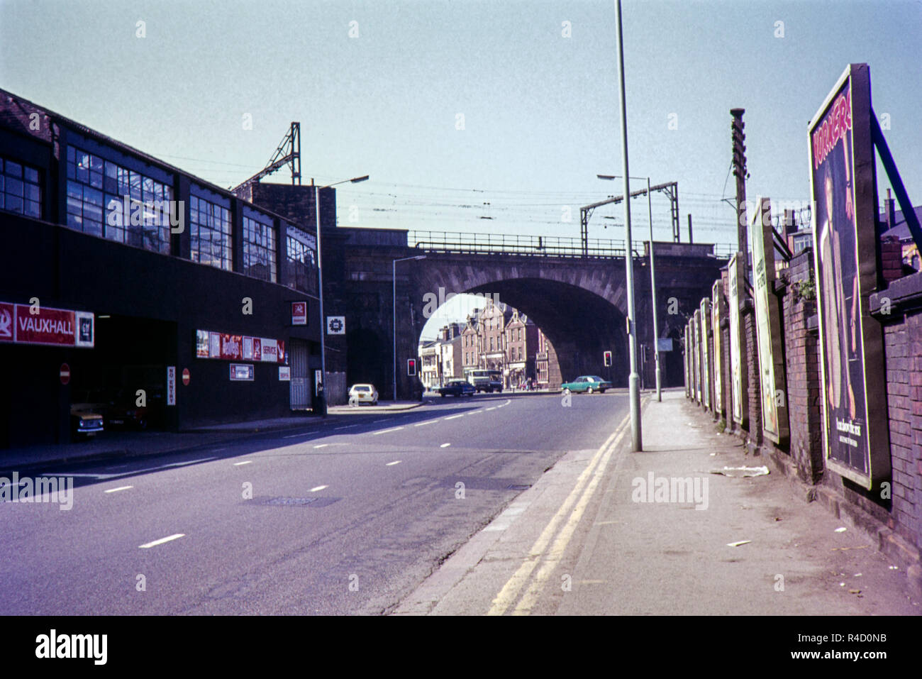 Wicker Bögen, Sheffield. Bild von Saville Street am 9. Mai 1978 berücksichtigt. Der Vauxhall Autohaus ist immer noch auf der gleichen Straße hat aber weiter weg von der S-Bahn Brücke verschoben. Stockfoto