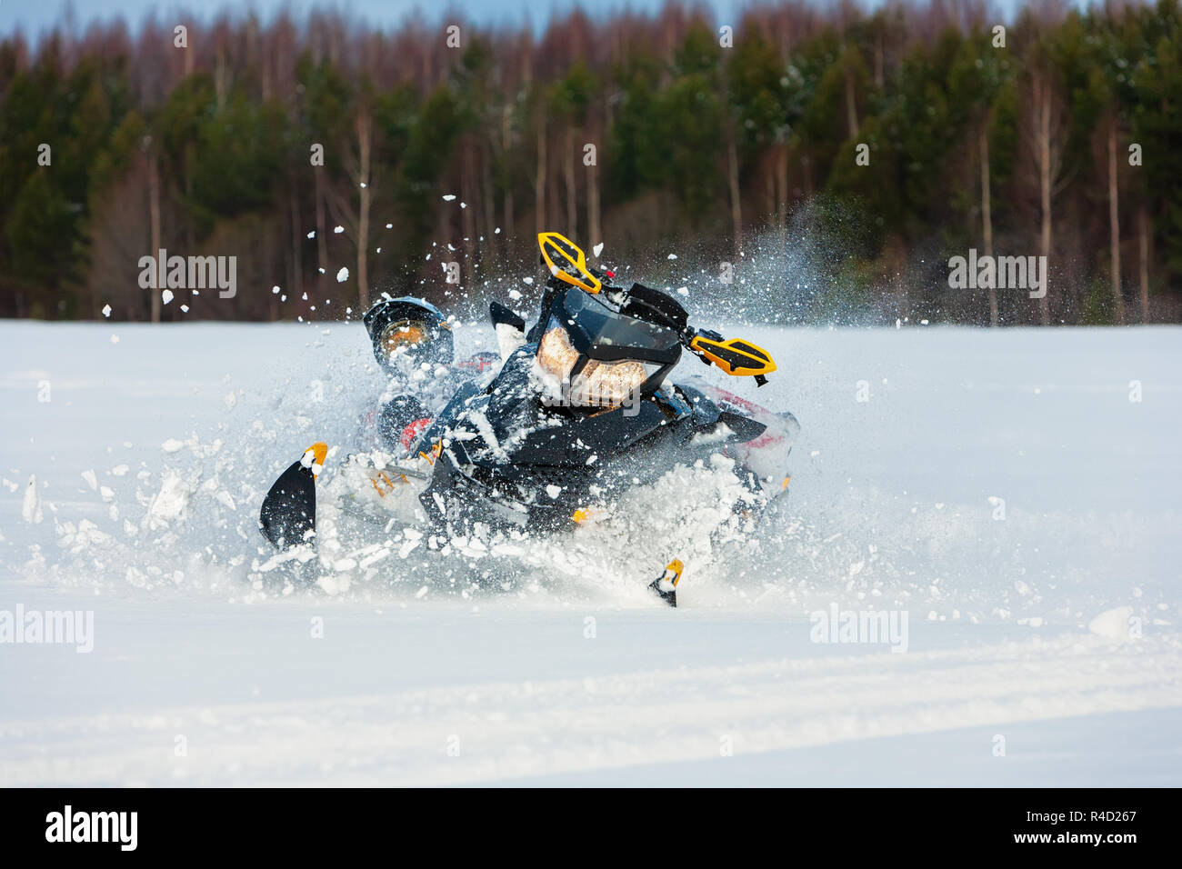 In snowdrift rider Loss Control und Abfallen von Motorschlitten. Das Risiko einer Schädigung durch Sicherheit Gang beim Backcountry tour Unfall. Extreme Sport Stockfoto