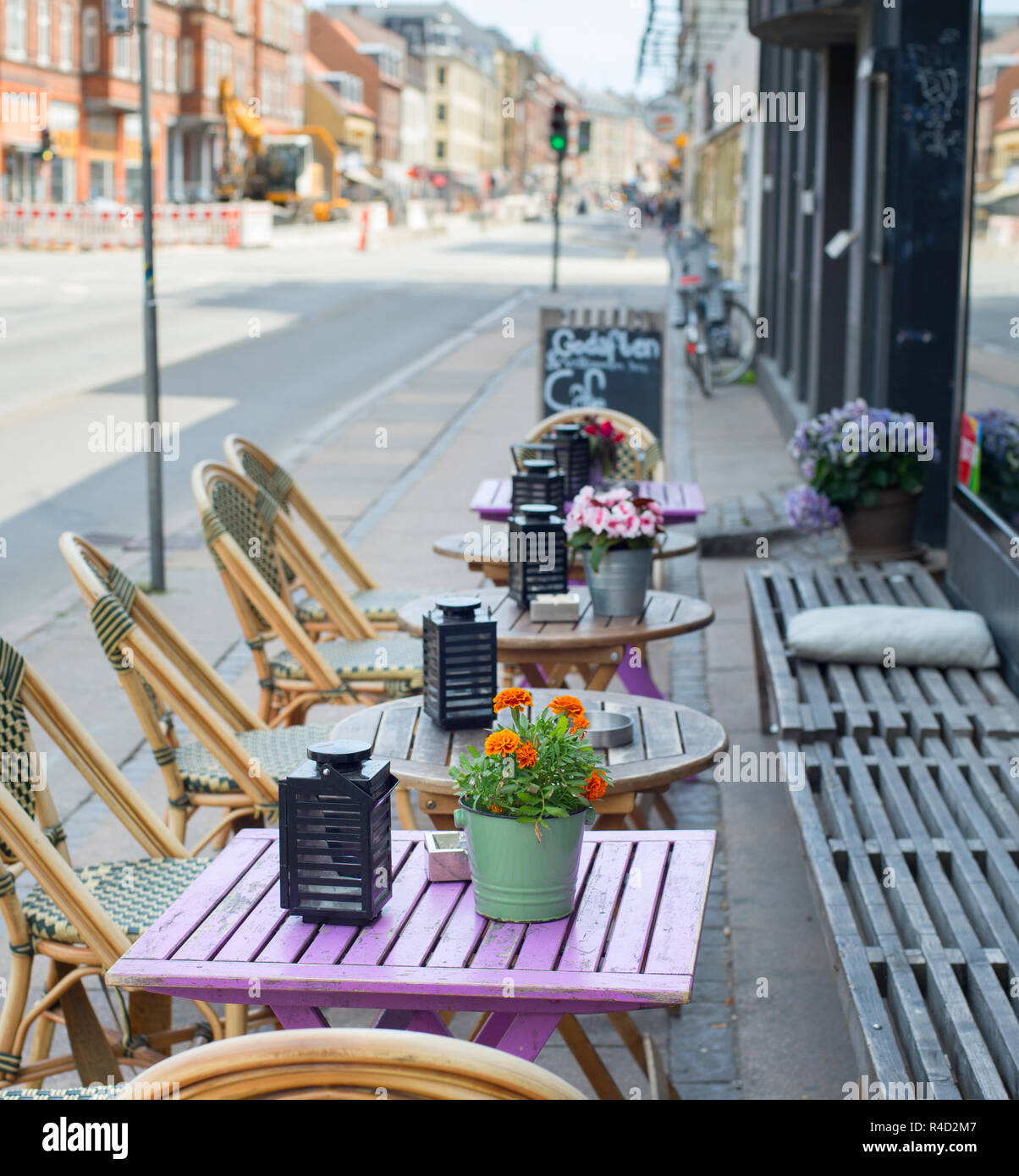 Street Cafe in der Nähe der Straße. Kopenhagen, Dänemark Stockfoto