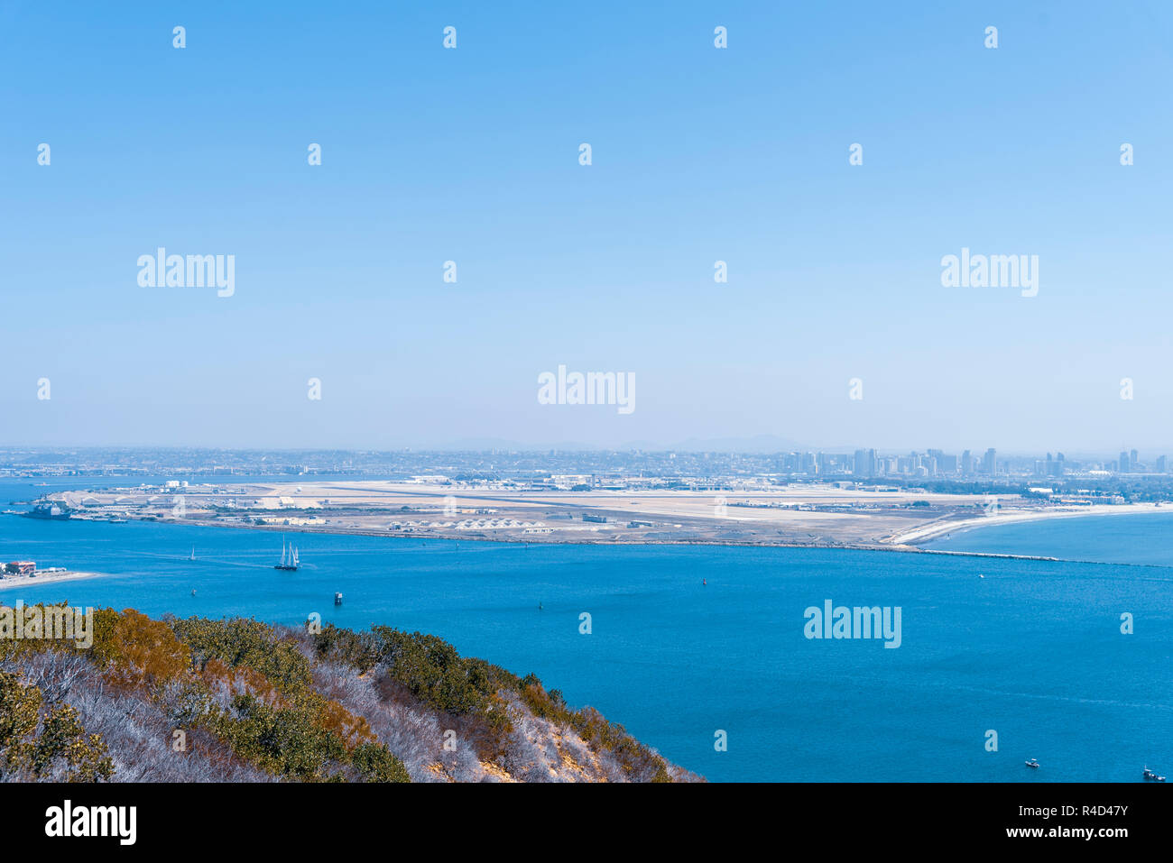 Blick über die Berge an der San Diego Bucht unterhalb mit der Insel im Hintergrund. Stockfoto