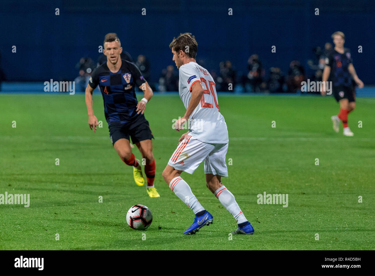 ZAGREB, KROATIEN - 15. NOVEMBER 2018: UEFA Nationen Liga Fussball Spiel Kroatien gegen Spanien. In aktion Sergi Roberto (20) Stockfoto