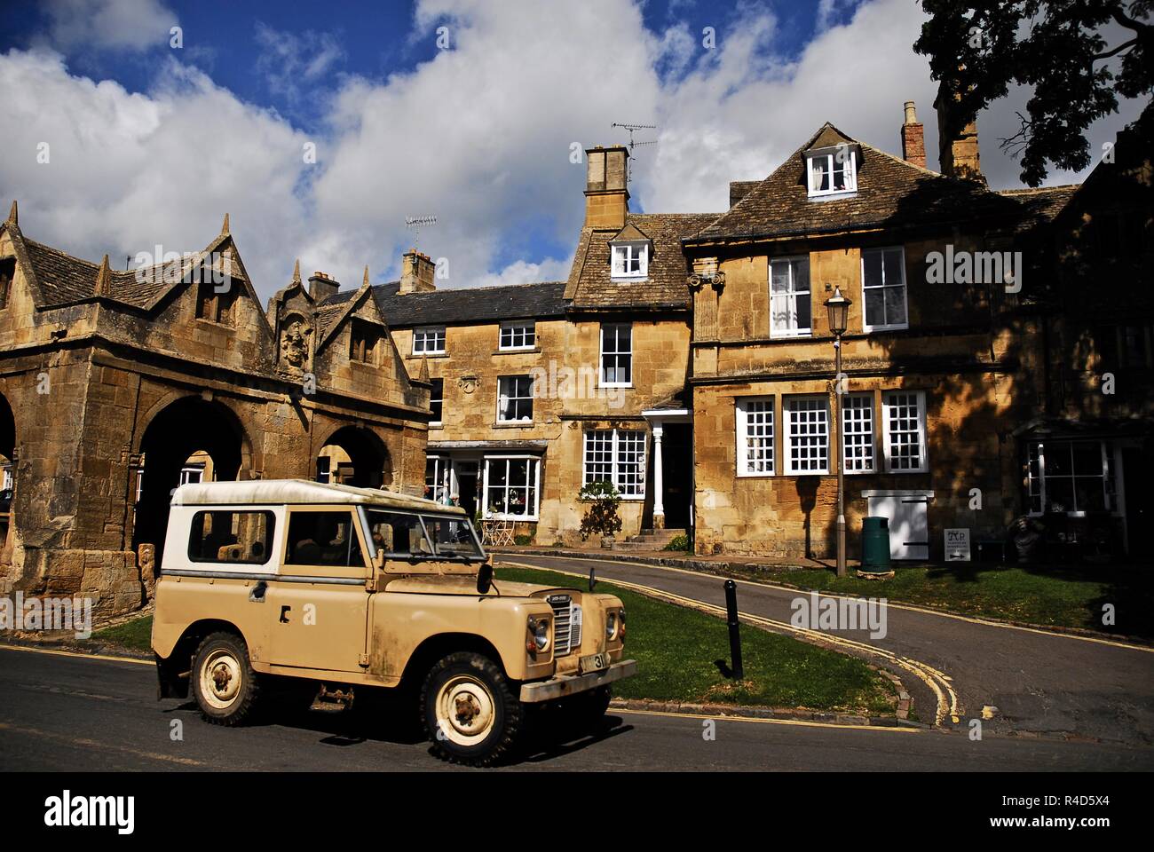 Land Rover Serie 3 vor Cotswold Gebäude aus Stein in der Marktgemeinde Chipping Campden, Cotswolds, Gloucestershire, VEREINIGTES KÖNIGREICH Stockfoto