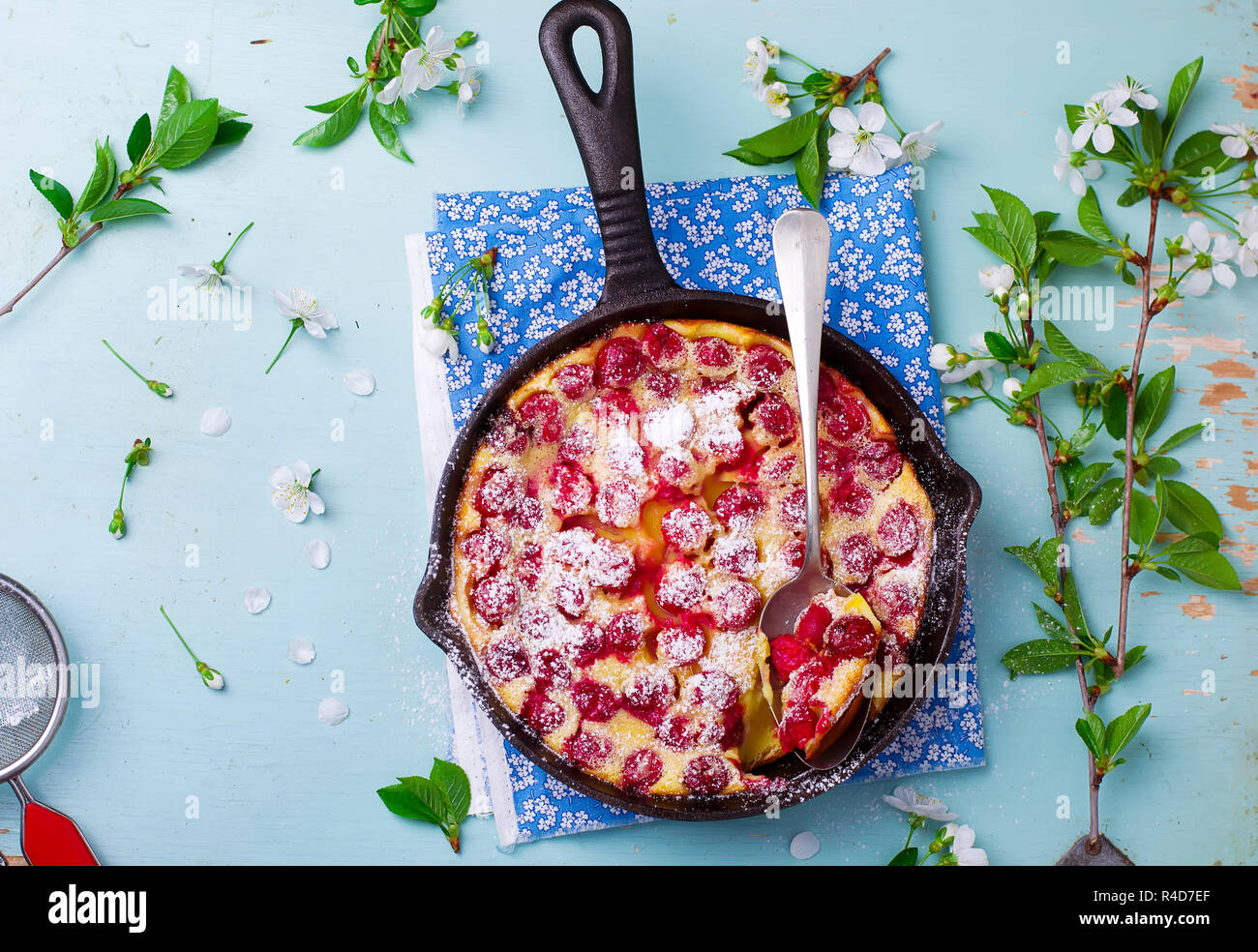 Clafoutis mit Kirsche. style Vintage. selektive Fokus Stockfoto