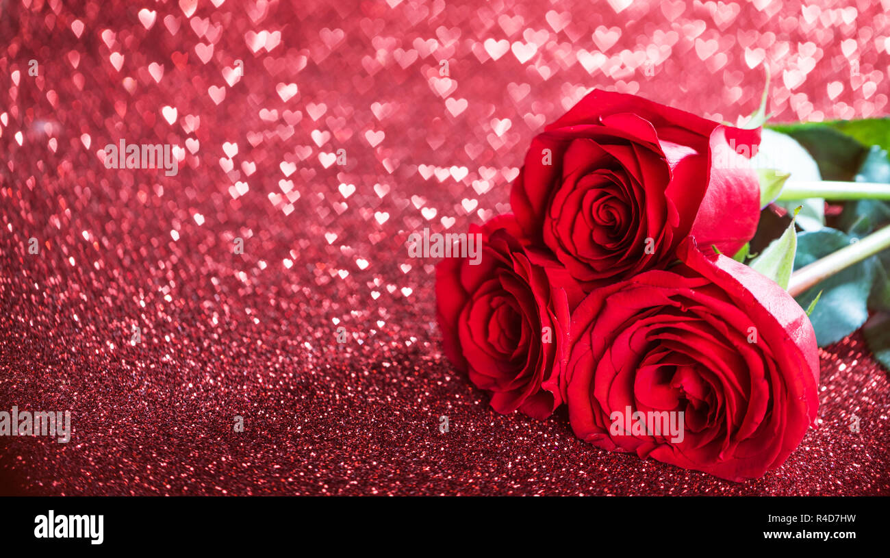 Drei Schone Rote Rosen Auf Herz Form Bokeh Glitzer Hintergrund Stockfotografie Alamy