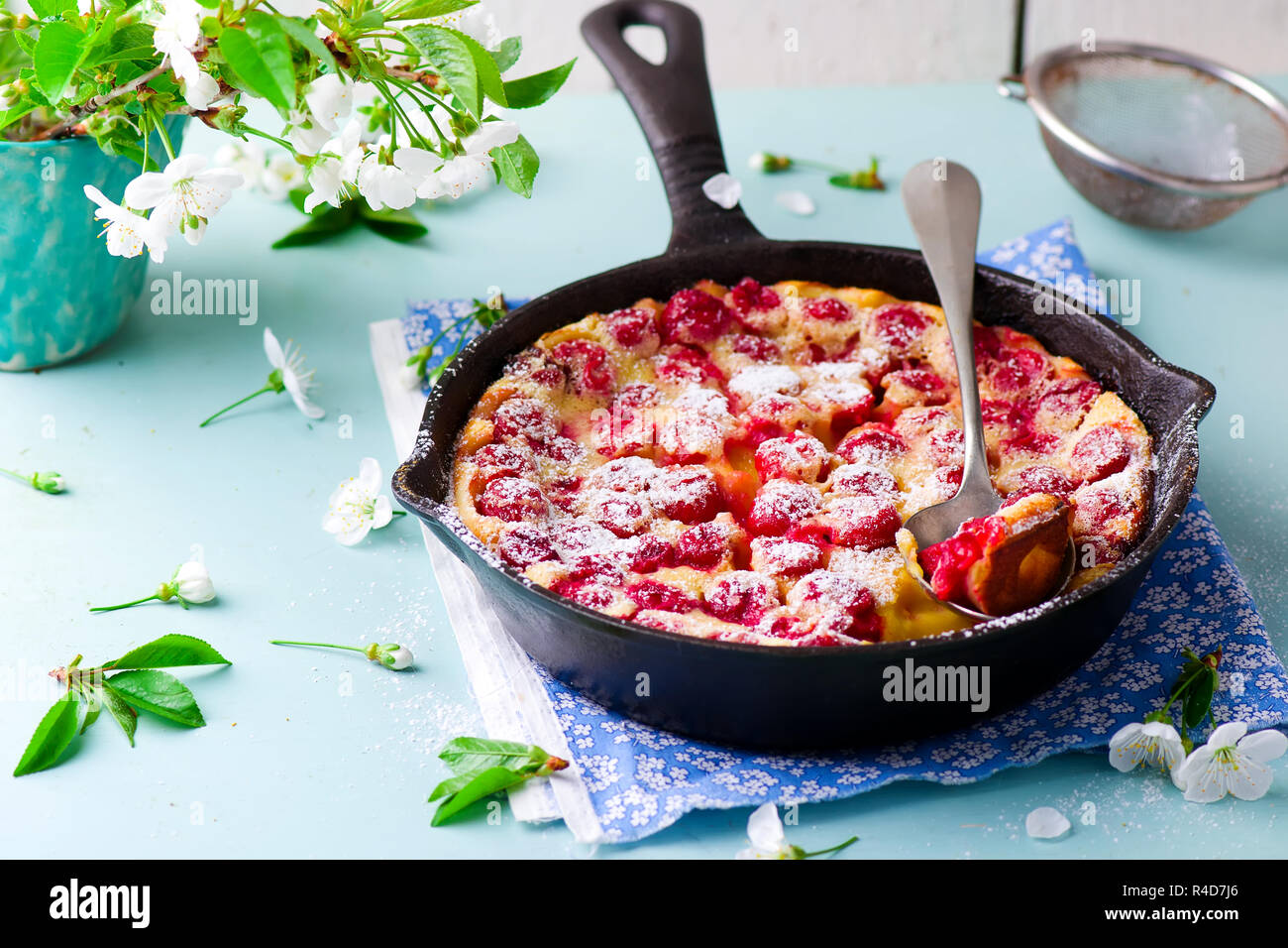 Clafoutis mit Kirsche. style Vintage. selektive Fokus Stockfoto