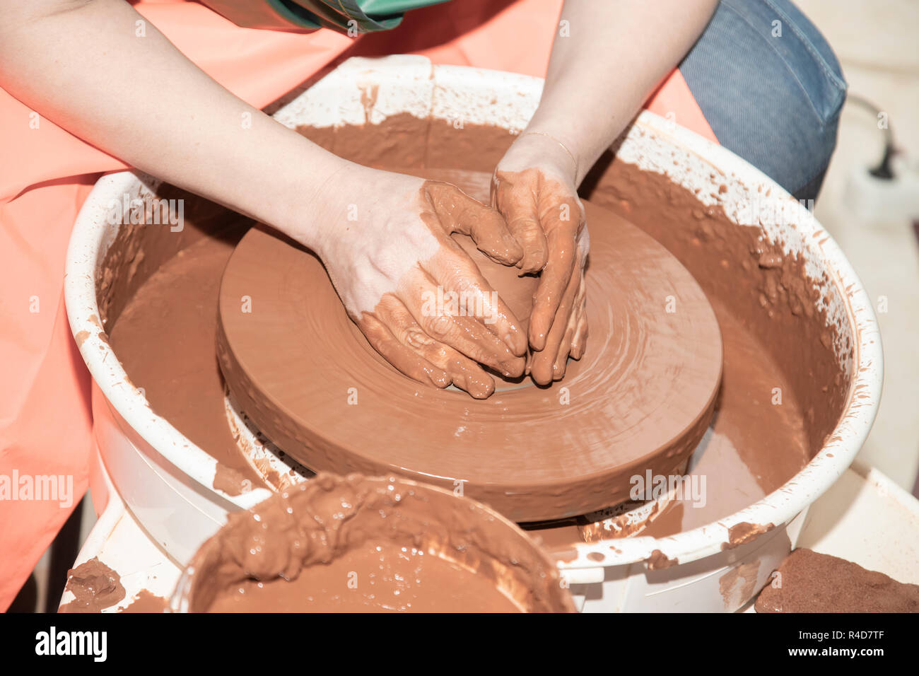 Mädchen arbeitet hinter einem Potter Stockfoto