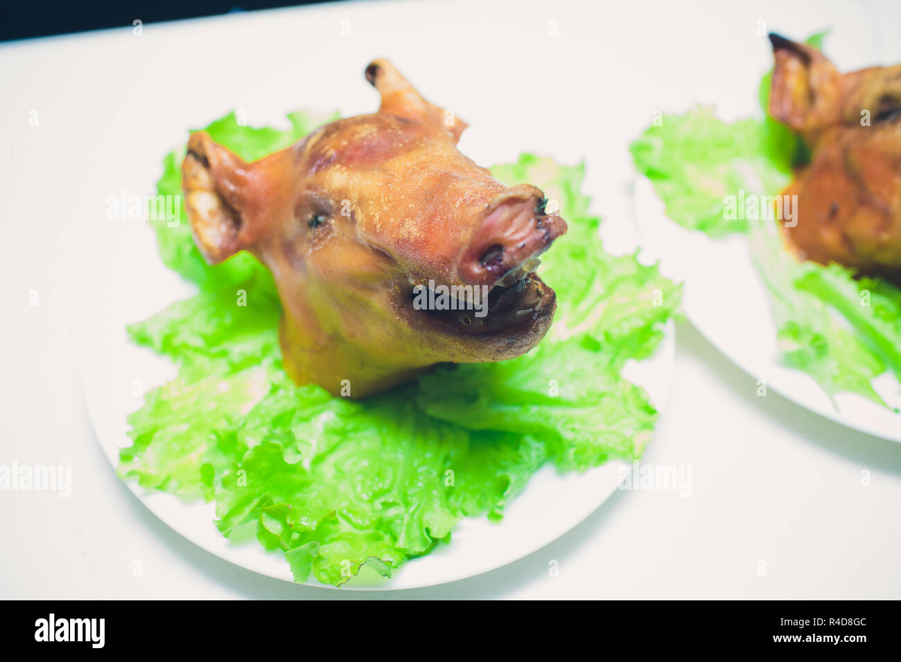 Gegrilltes Spanferkel auf einer Platte in Bankett Restaurant. Stockfoto