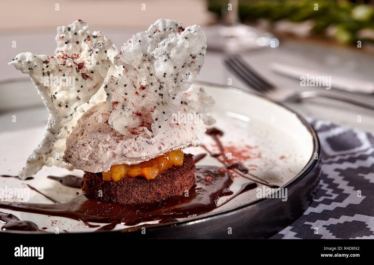 Schokoladenkuchen mit Quark und Sahne und Konserven Pfirsich. Stockfoto