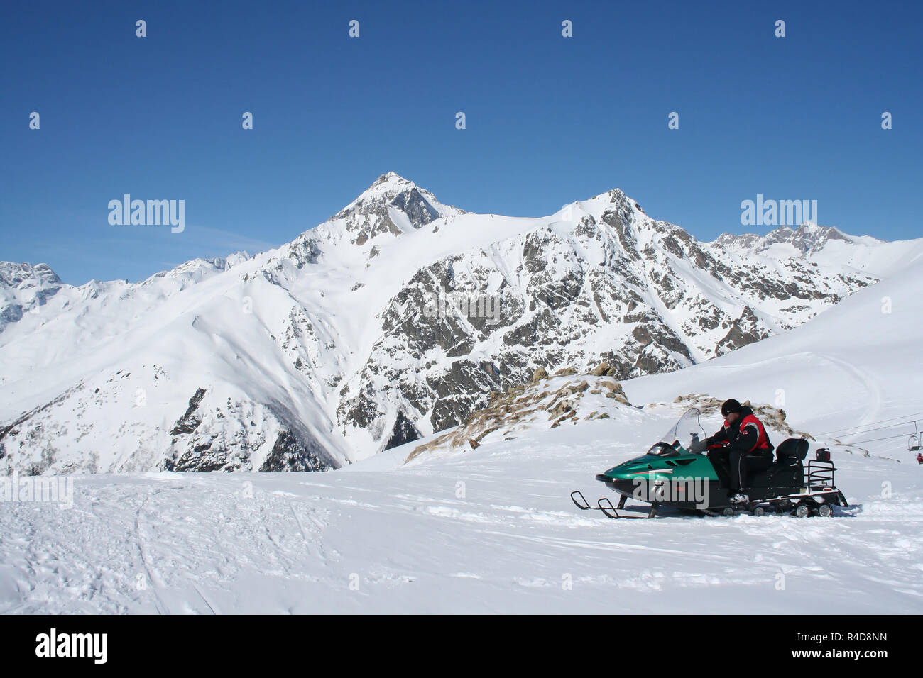 Motorschlitten In den Bergen des Kaukasus Stockfoto