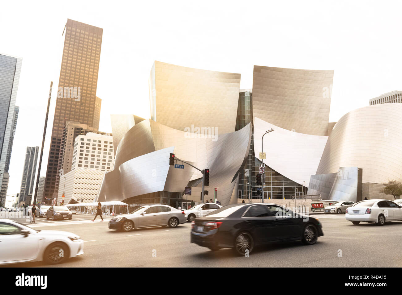 LOS ANGELES, USA - 16. FEBRUAR 2017: Walt Disney Concert Hall, entworfen vom Architekten Frank Gehry, ist die Heimat der Los Angeles Philharmonic Orchestra und die Los Angeles Master Chorale. Stockfoto