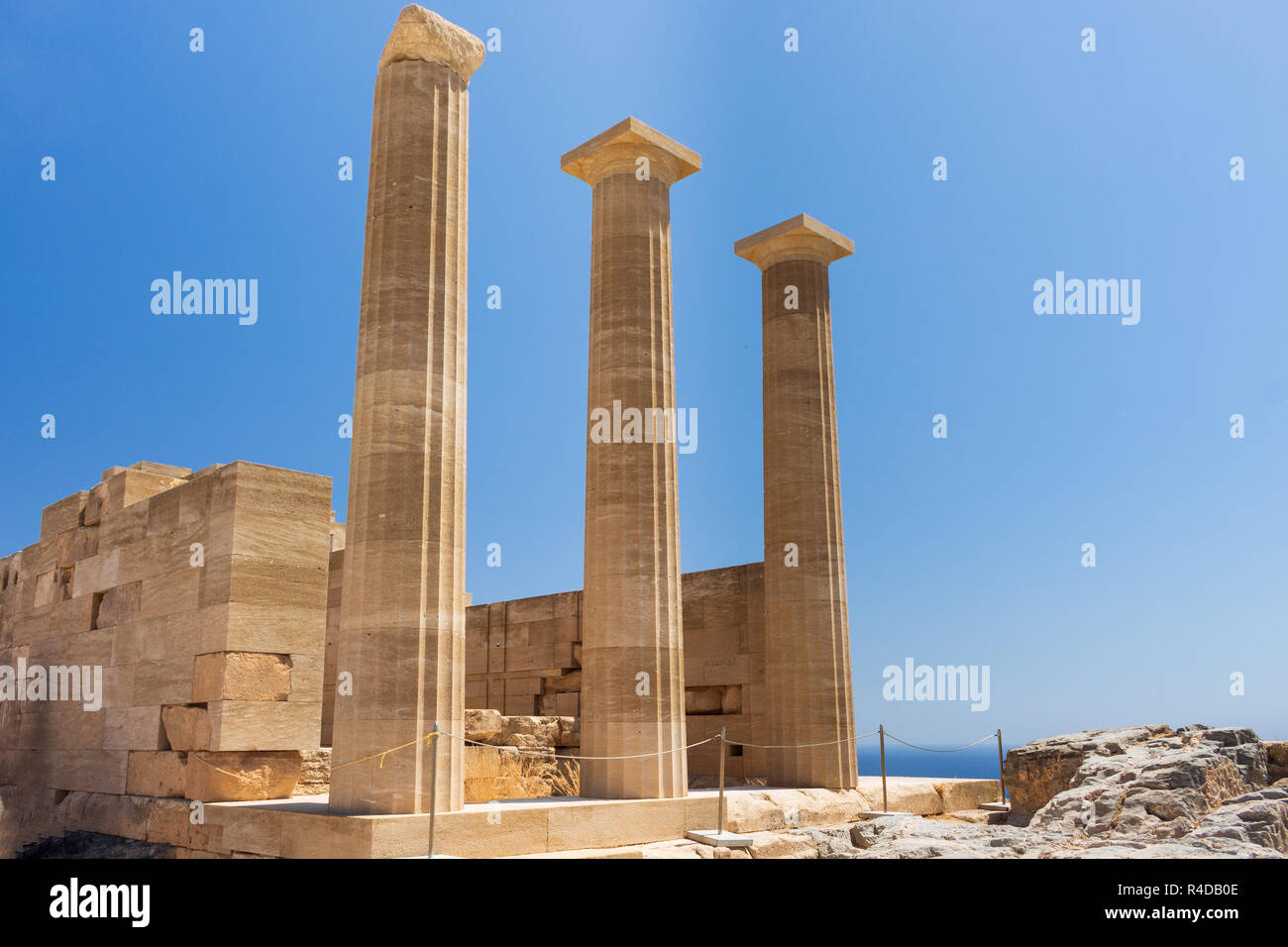 Spalten in einem alten Tempel auf der Akropolis von Lindos, Rhodos, Griechenland Stockfoto