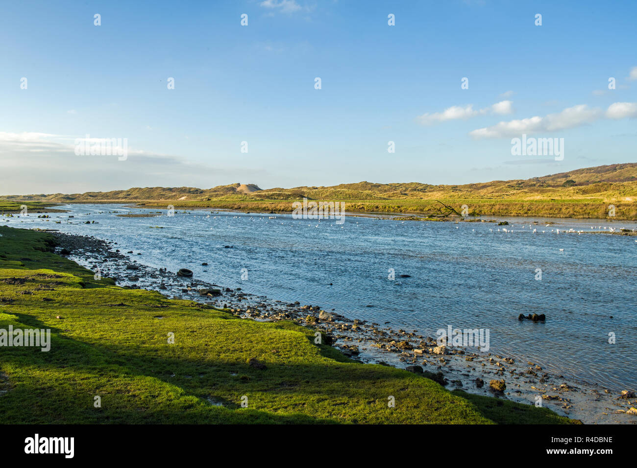 Der Fluss Ogmore bei Ogmore bei Sea South Wales, kurz vor dem Eingang ins Meer in den Bristol Channel. Stockfoto