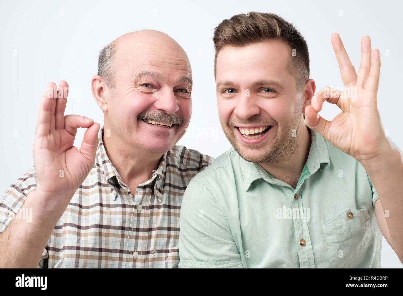 Hübschen europäischen Männern in Shirt zeigen ok anmelden. Stockfoto