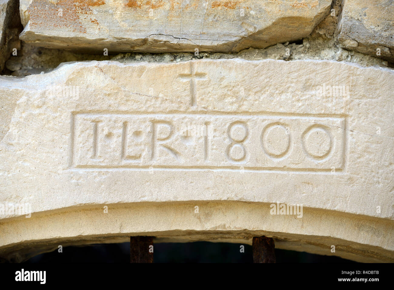 Stein Datum Inschrift & Kreuz auf Keystone, zerstörten Haus verlassenen Dorf Le Vieux-Noyers, Jabron Tal, nr Sisteron Alpes-de-Haute-Provence Stockfoto