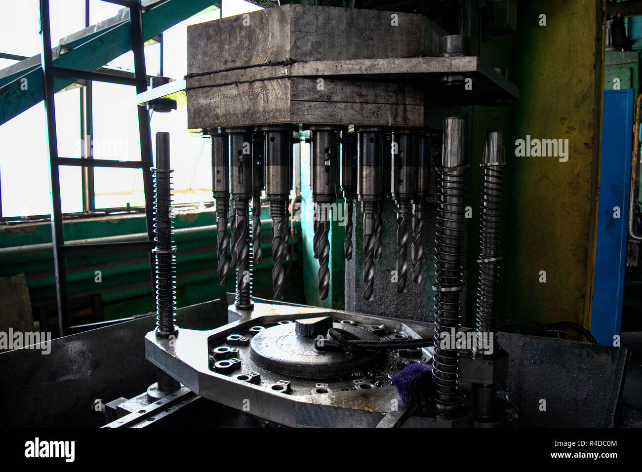 Maschine mit Bohrgeräte für die Herstellung von Bohrungen in Metall Produkte. Metall Drehbank. Bearbeitung von Metall durch den Schnitt an einer Dreh- und Fräsmaschine. Stockfoto