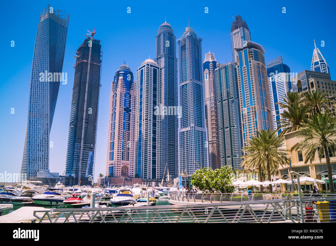 DUBAI, VAE - 19. MAI 2015: Skyline von Dubai mit Wolkenkratzern in der Marina an einem sonnigen Tag. Stockfoto