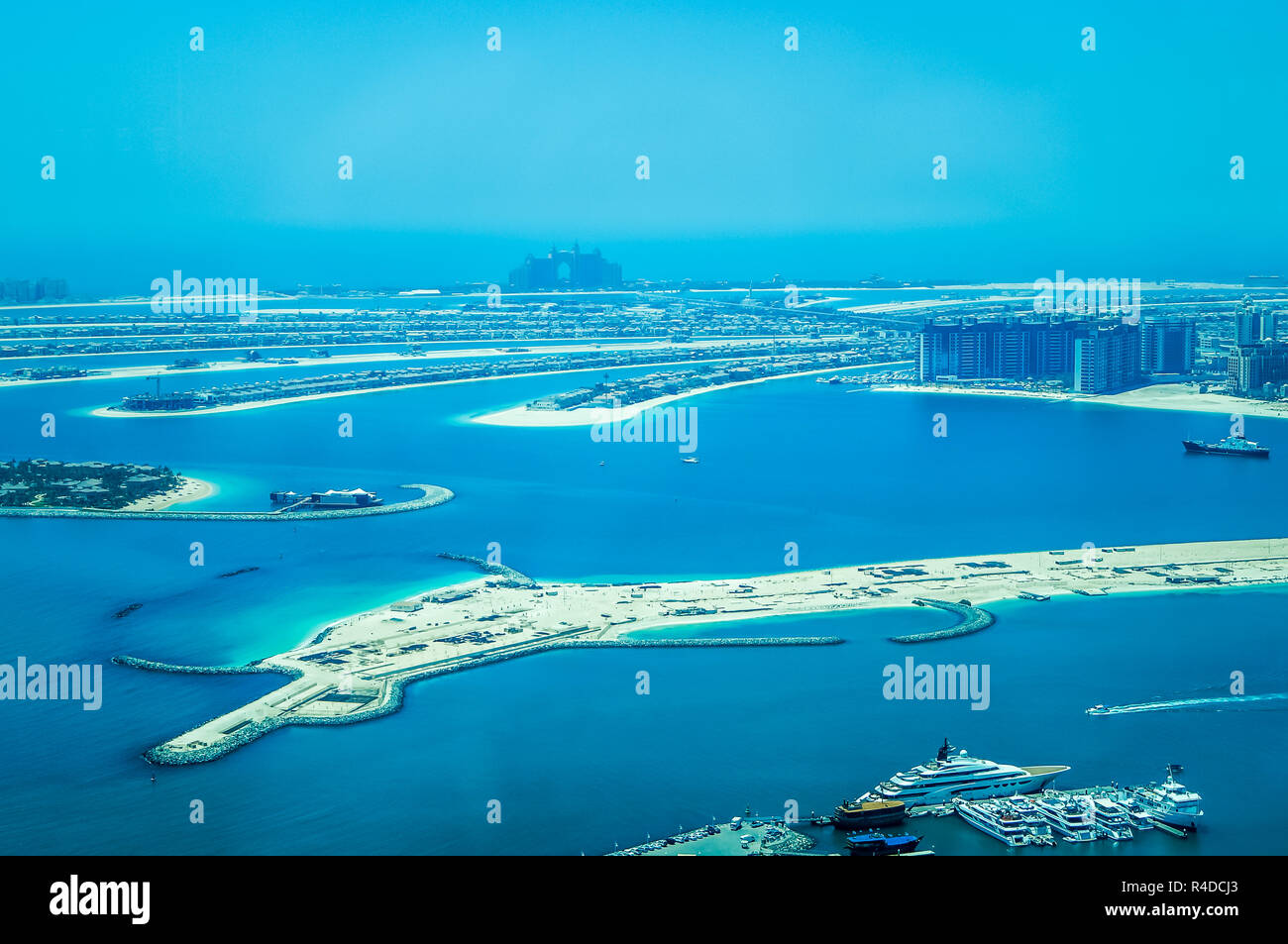 Luftaufnahme von Palm Jumeirah mit luxuriösen Yachten in der Front. Entwicklung von Dubai. Stockfoto