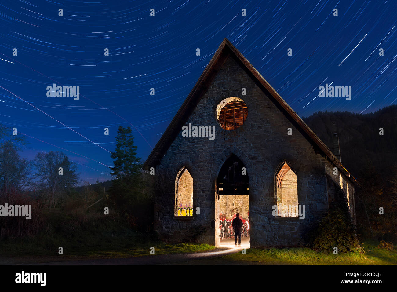 Historische alte Stein Butter Kirche in der Nähe von Cowichan Bay mit star Trails bei Nacht - Cowichan Bay, British Columbia, Kanada. Stockfoto