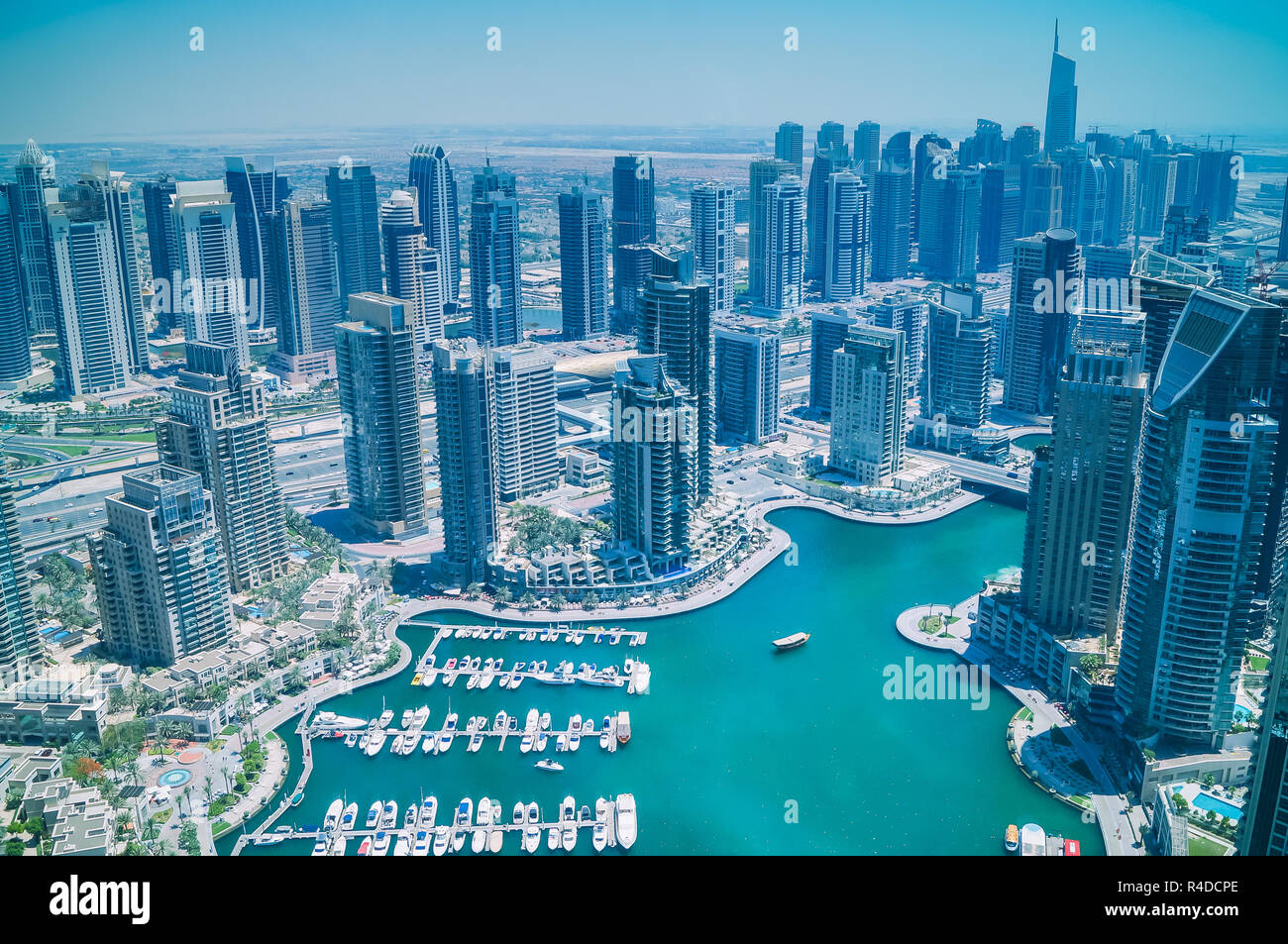 Luftaufnahme von Wolkenkratzern und Dubai Marina. Entwicklung von Dubai. Stockfoto