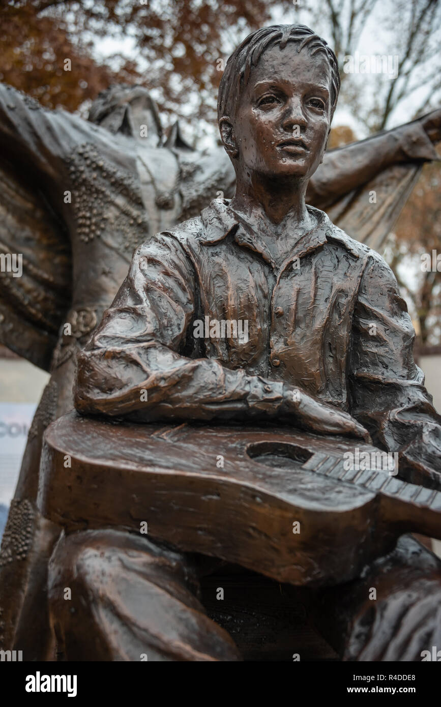 Bronze Skulptur, betitelt werden, von Elvis Presley als Kind (Alter 11) und als Erwachsener Entertainer, in der Elvis Geburtsort in Tupelo, MS. (USA) Stockfoto