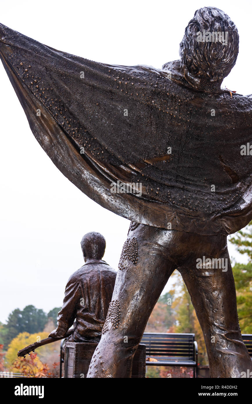 Bronze Skulptur, betitelt werden, von Elvis Presley als Kind (Alter 11) und als Erwachsener Entertainer, in der Elvis Geburtsort in Tupelo, MS. (USA) Stockfoto
