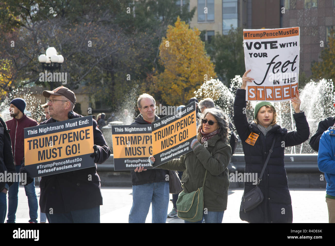 Demonstranten gegen die Trumpf/Pence Regime in Washington Square Park in New York City ihm vorwirft, er ist ein Faschist enterprise. Stockfoto