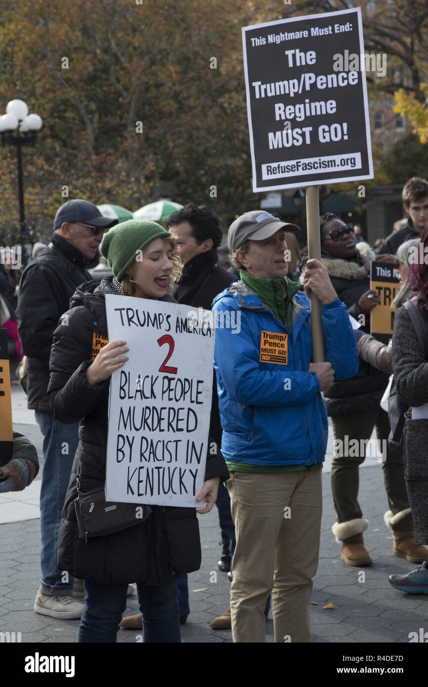 Demonstranten gegen die Trumpf/Pence Regime in Washington Square Park in New York City ihm vorwirft, er ist ein Faschist enterprise. Stockfoto