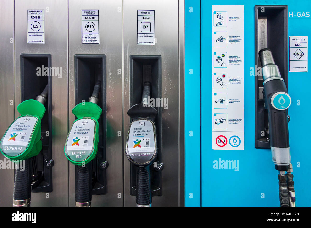 Farbcodierte gas Pumpe Düsen und neue EU-Etiketten für Benzin E5/E10 und Diesel B7 an der Tankstelle in Belgien, Europa Stockfoto