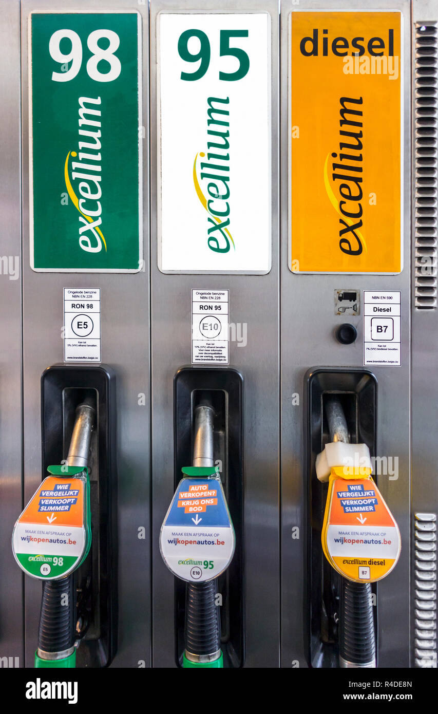 Farbcodierte gas Pumpe Düsen und neue EU-Etiketten für Benzin E5/E10 und Diesel B7 an der Tankstelle in Belgien, Europa Stockfoto