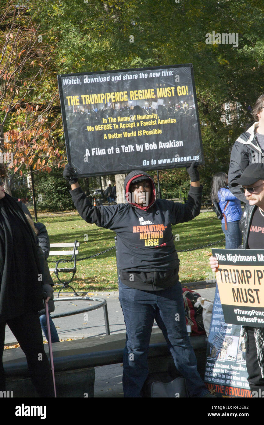 Demonstranten gegen die Trumpf/Pence Regime in Washington Square Park in New York City ihm vorwirft, er ist ein Faschist enterprise. Stockfoto