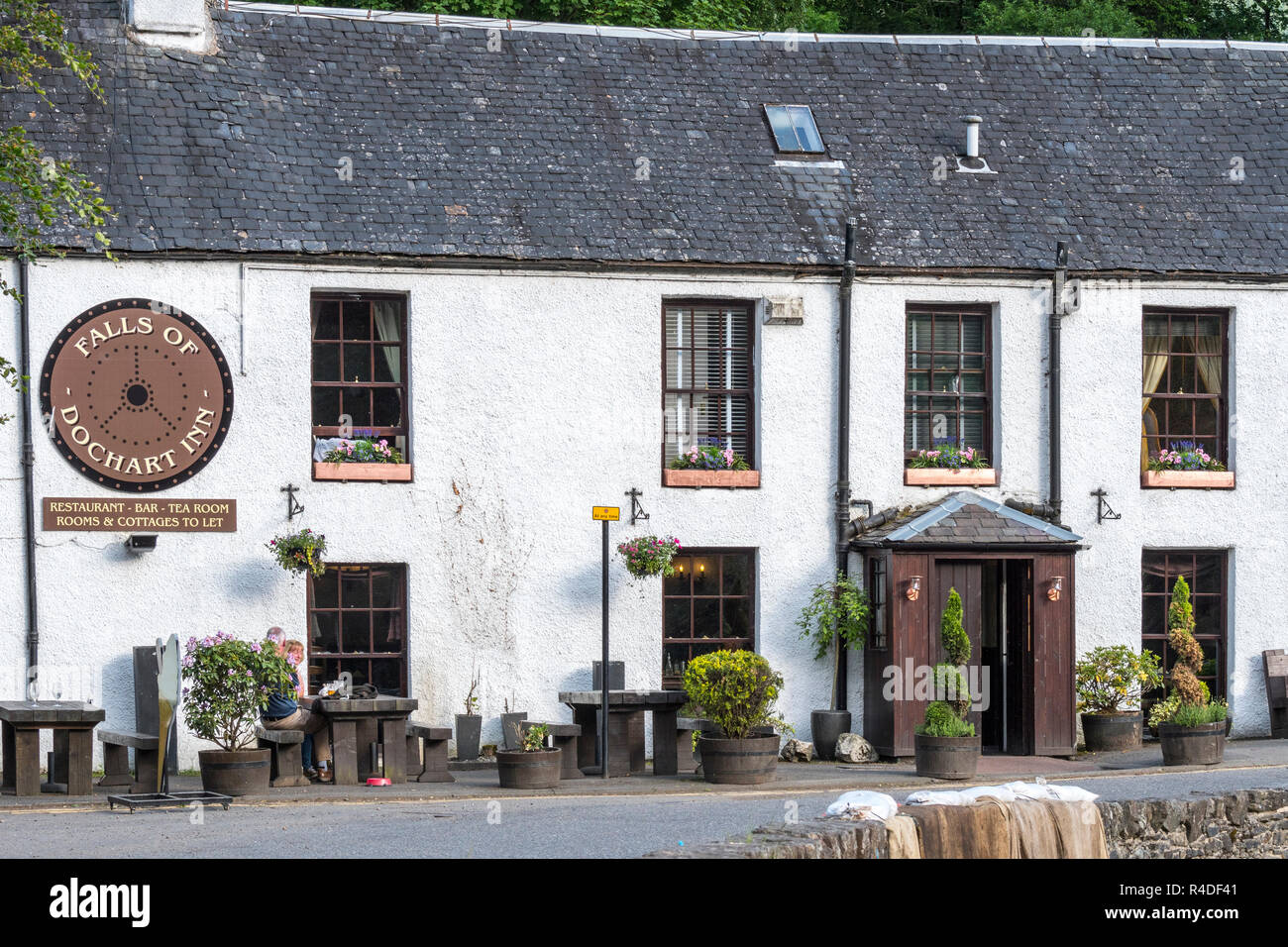 18. Jahrhundert fällt der Dochart Inn, Hotel - Restaurant im Dorf Killin, Loch Lomond und der Trossachs NP, Stirling, Schottland, UK Stockfoto