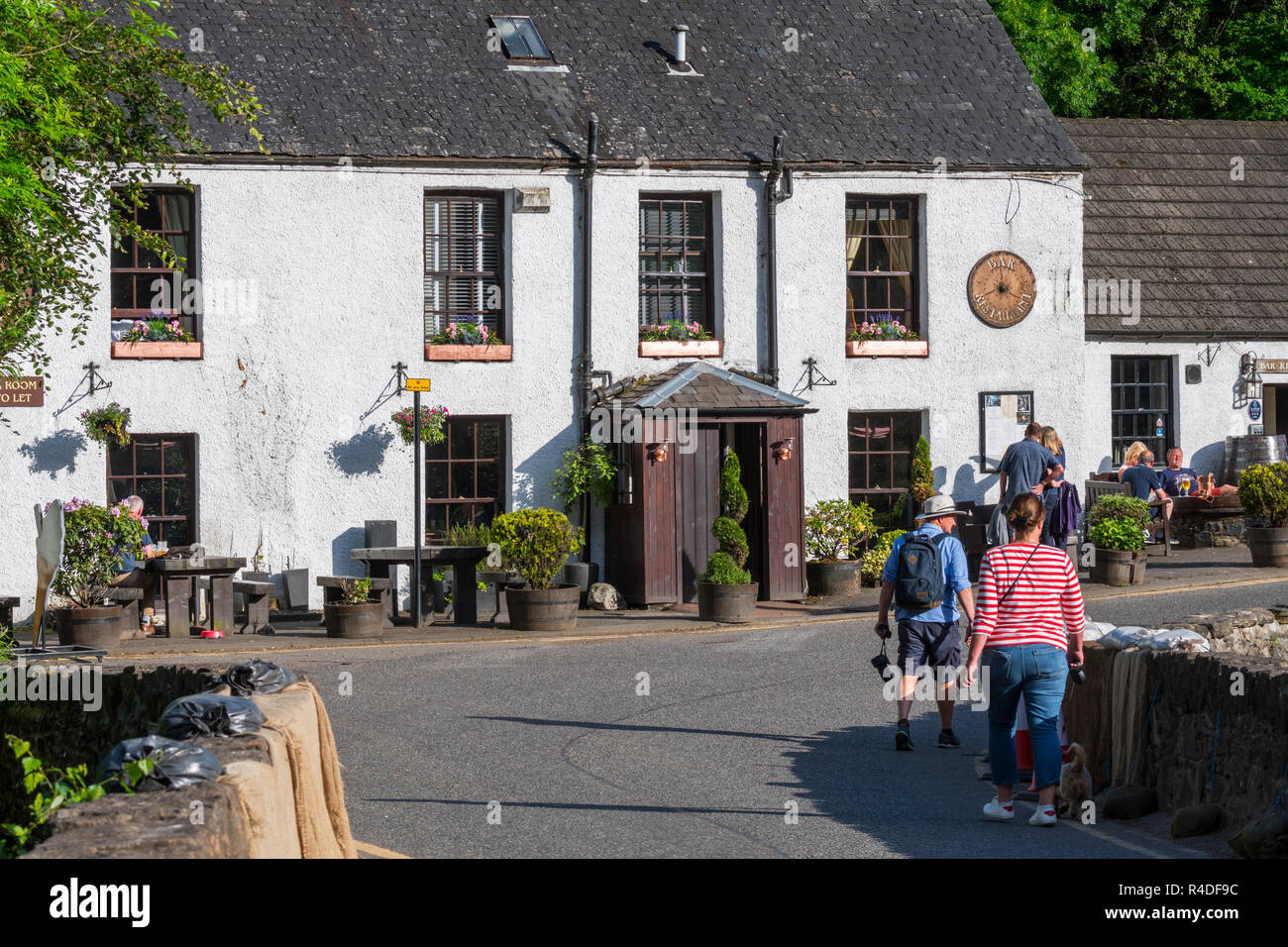 18. Jahrhundert fällt der Dochart Inn, Hotel - Restaurant im Dorf Killin, Loch Lomond und der Trossachs NP, Stirling, Schottland, UK Stockfoto