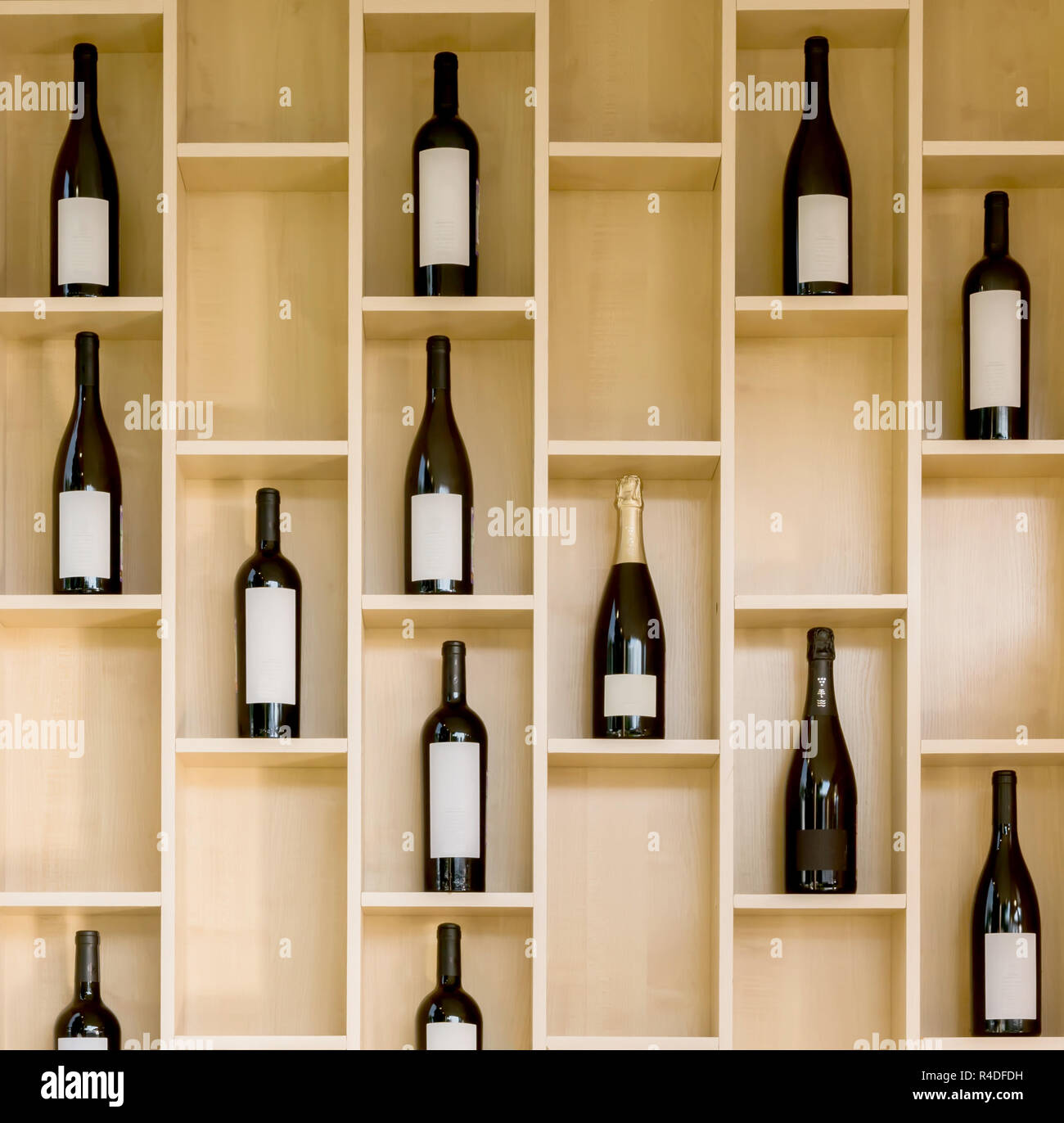 Verschiedene Flaschen Wein und Champagner in einem hölzernen Vitrine im Store. Stockfoto