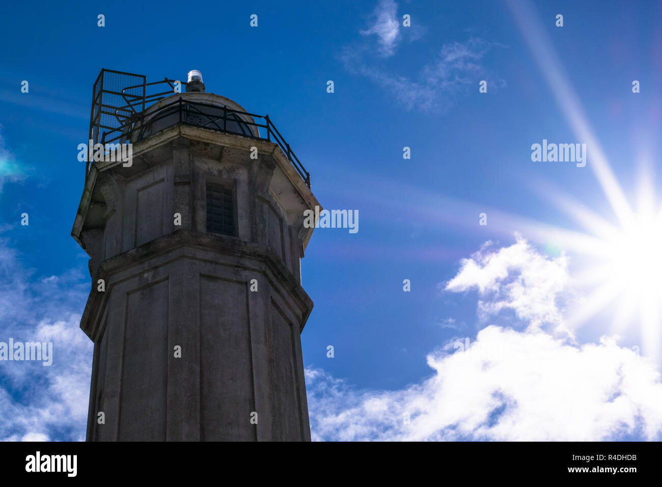 Leuchtturm auf der Insel Alcatraz gegen den blauen Himmel in San Francisco, Kalifornien Stockfoto