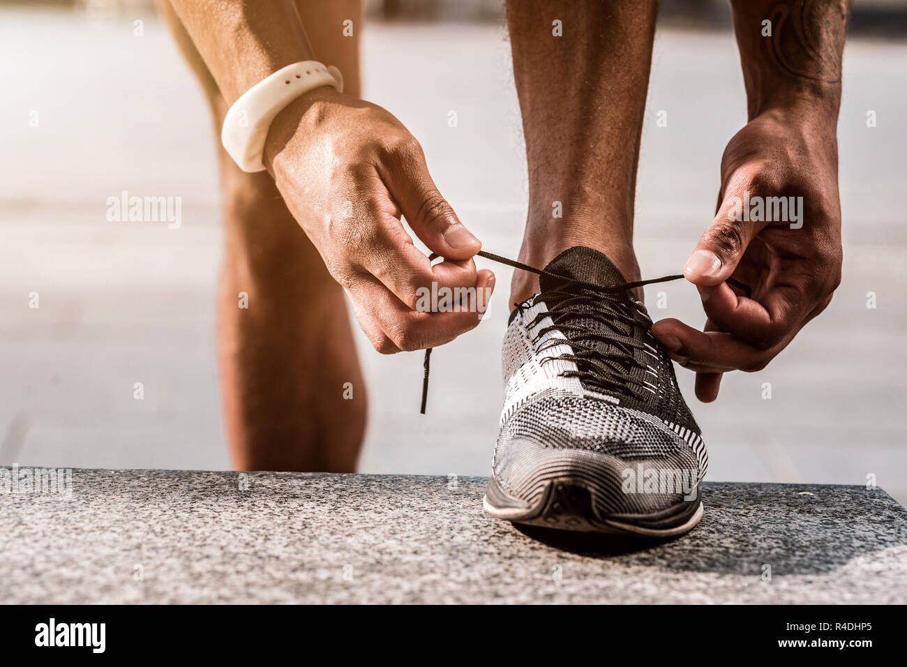 Nahaufnahme der männlichen Sportschuhe geschnürt werden Stockfoto