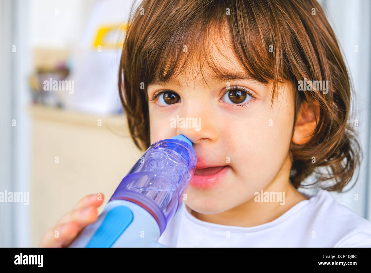 Baby Erkältung nimmt nasal Wash mit Nase Bewässerung Gerät Stockfoto