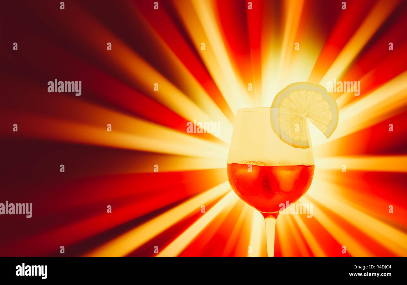 Rot kalt trinken gegen einen bunten leuchtenden hellen Hintergrund Stockfoto