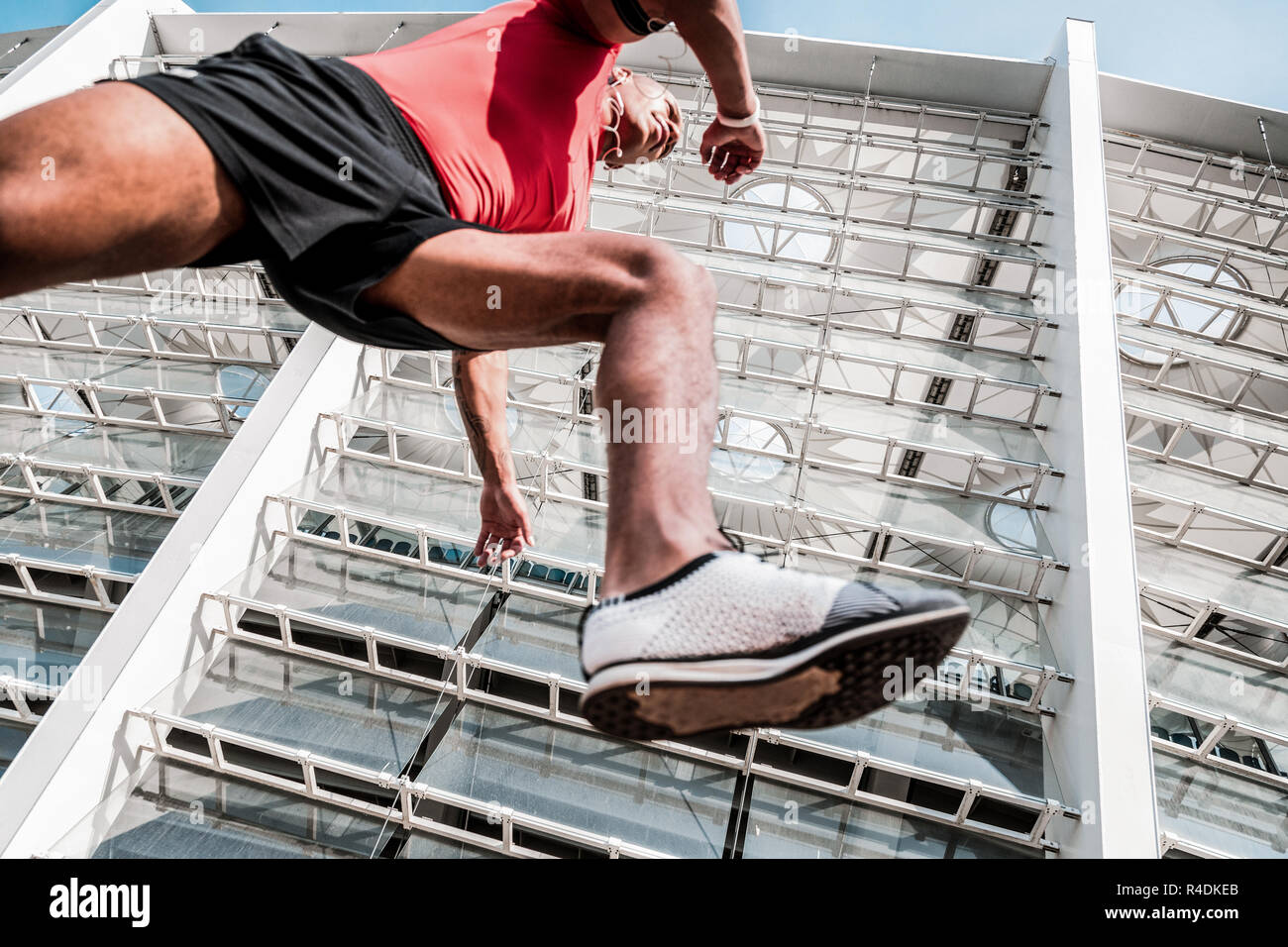 Low Angle ein schnell laufender Mann Stockfoto