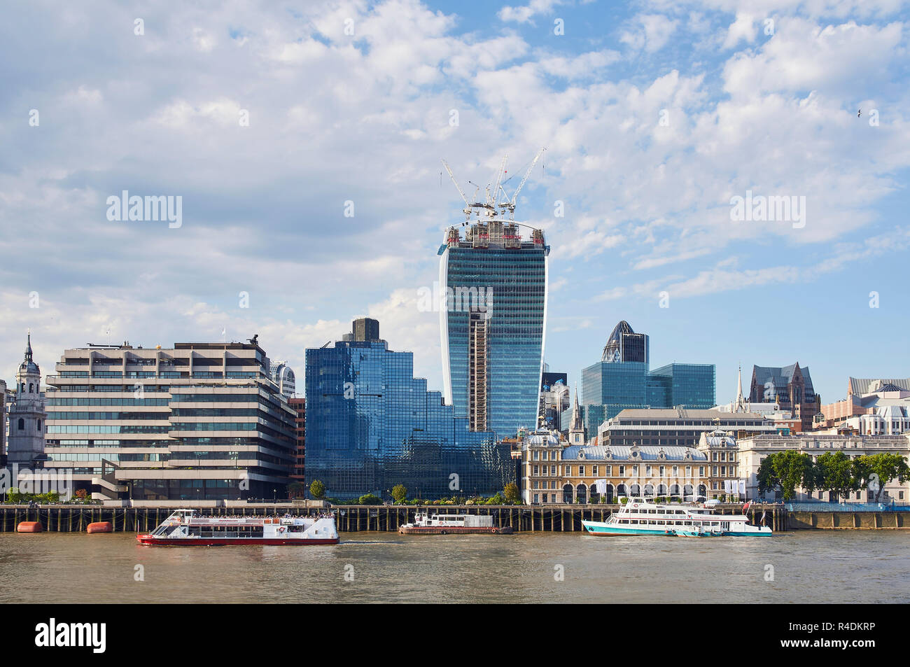 Der Londoner City von der South Bank, mit dem Walkie Talkie Tower im Bau und den Fluss Boote Stockfoto