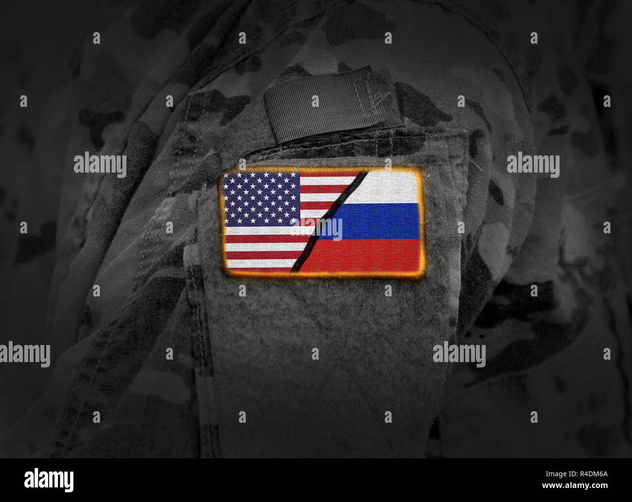 US gegen Russland. Flagge der Vereinigten Staaten von Amerika und Russland in Uniform (Collage) Stockfoto