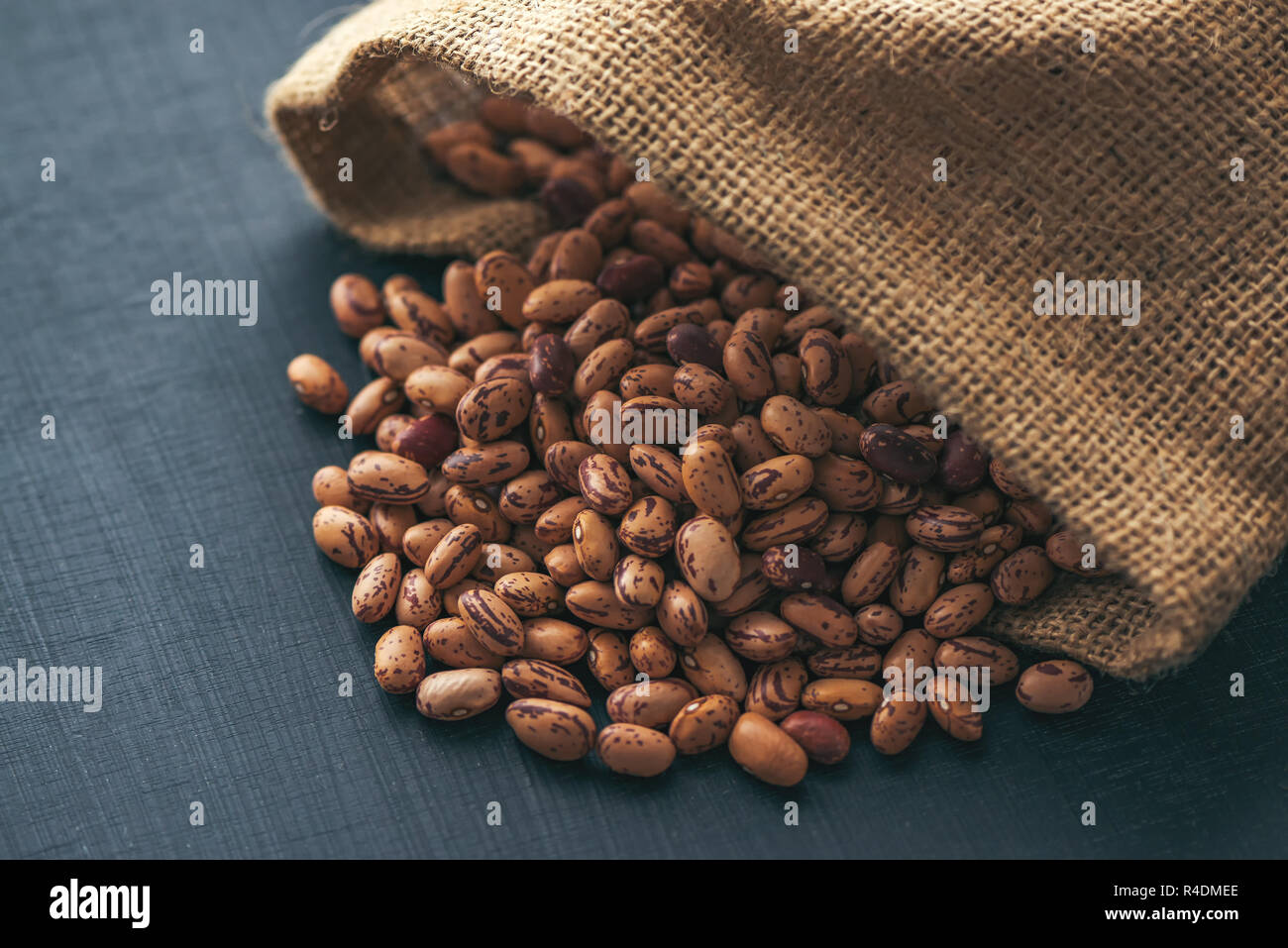 Pintobohnen in sackleinen Sack, gesunden Hülsenfrüchte Bohnen, selektiven Fokus Stockfoto