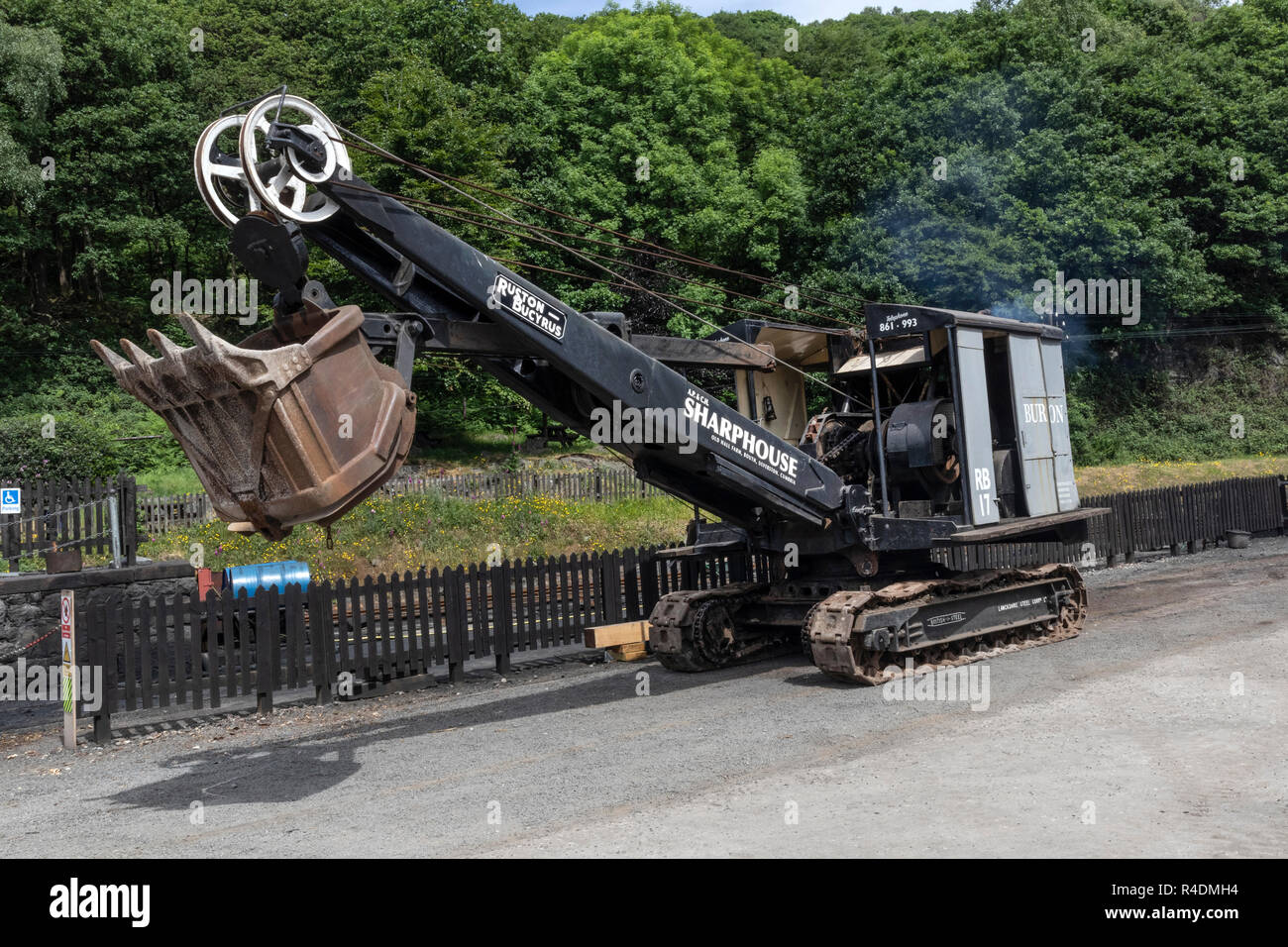 Ruston & Bucyrus Caterpillar digger am Lakeside und Haverthwaite Steam Railway, Nr Ulverston, Cumbria, englischen Lake District, Großbritannien Stockfoto