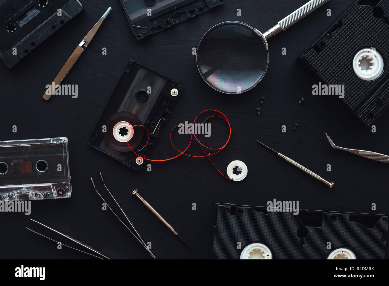 Flach audio und video Kassette Teile auf dunklem Hintergrund, Blick von oben auf die Retro Technologie und Medien Konzept Stockfoto
