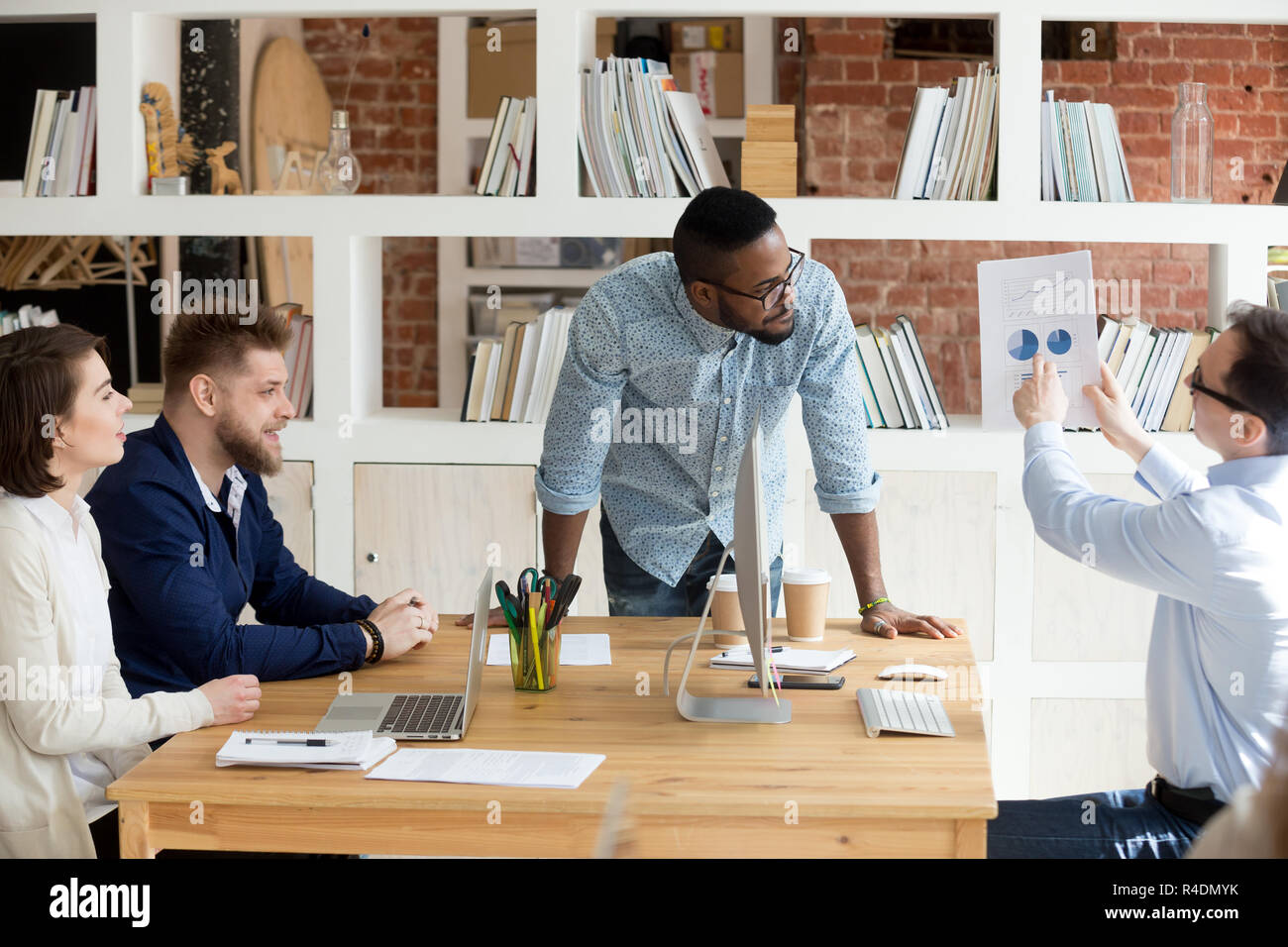 Afrikanische amerikanische Chef hört Reporting Mitarbeiter Stockfoto