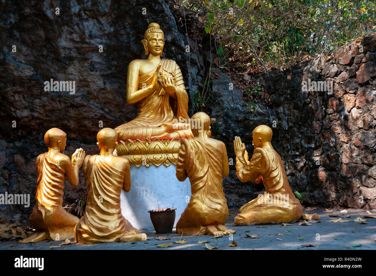 Golden Buddha mit Jüngern mit Händen in der Lehre gehalten ( vitarka, Lehre mundra) auf Mount Phousi, Luang Prabang, Laos Stockfoto
