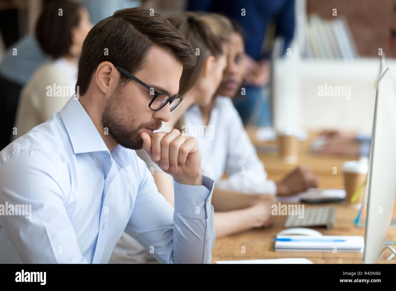 Ernsthafte Geschäftsmann denkt über Business Strategie Stockfoto